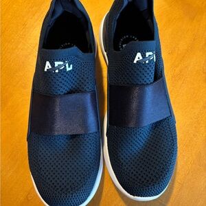 APL Women’s TechLoom Bliss in Navy and white size 8